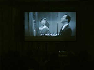 本日の上映作品「アパートの鍵貸します」の1シーン